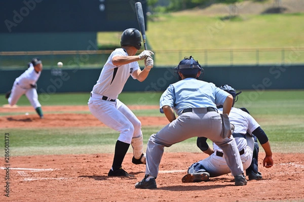Fototapeta 高校野球の試合で打者にボールを投げる投手