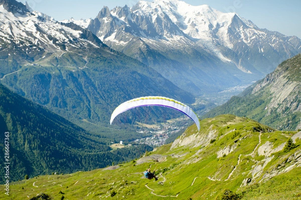 Fototapeta A paraglider flying towards Mont Blanc in the Chamonix Valley