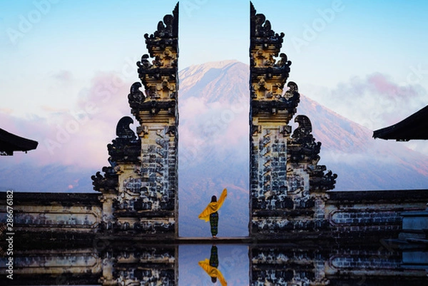 Obraz Kobieta turysta w Temple Gates of Heaven