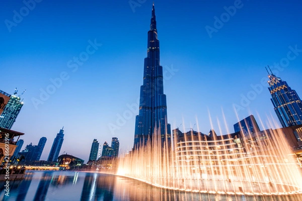 Obraz Fontanny w centrum handlowym Dubai z widokiem na panoramę Dubaju i budynki