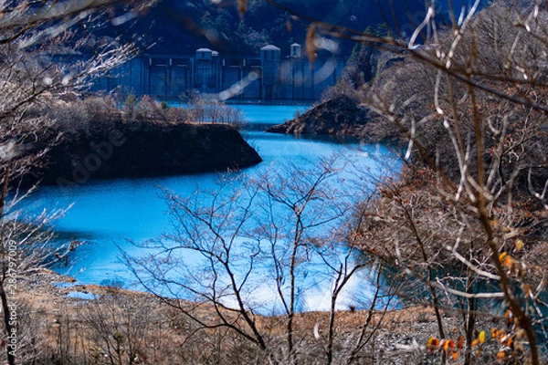 Obraz 息を呑むブルー・レイク　冬に透き通る青い湖