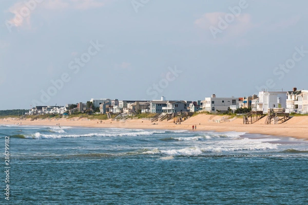 Obraz Homes line the Virginia Beach shore near the boardwalk and Rudee Inlet.