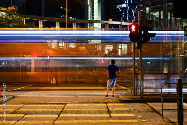 Obraz 夜の近未来的な高層ビル群で遭遇する透き通る光る乗り物