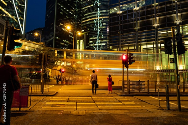 Obraz 夜の近未来的な高層ビルで遭遇する透き通る乗り物