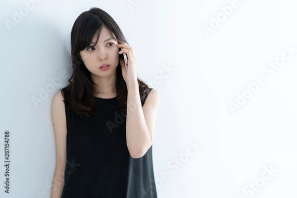 Fototapeta スマートフォンを使う女性