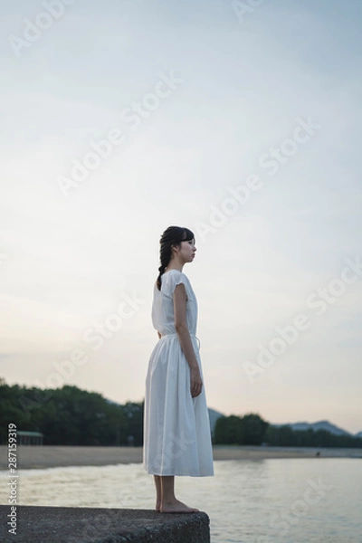 Fototapeta 夕暮れの海の女性