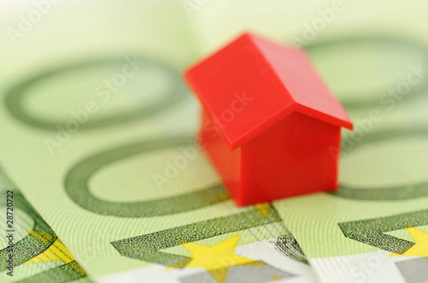Obraz Czerwony model domu i banknoty