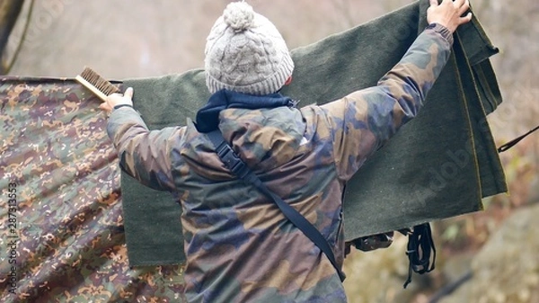 Fototapeta キャンプ場でタープを張る男性