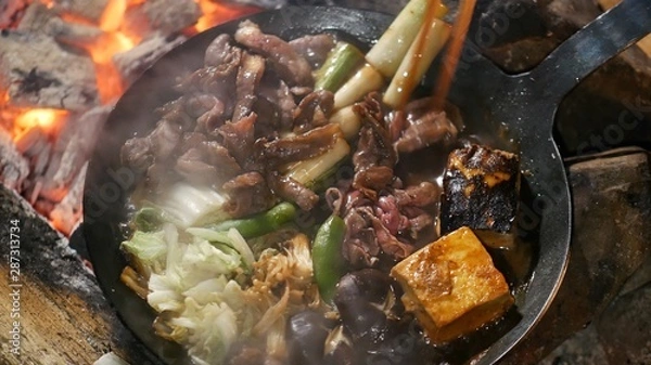 Fototapeta すき焼きをアウトドアで味わう