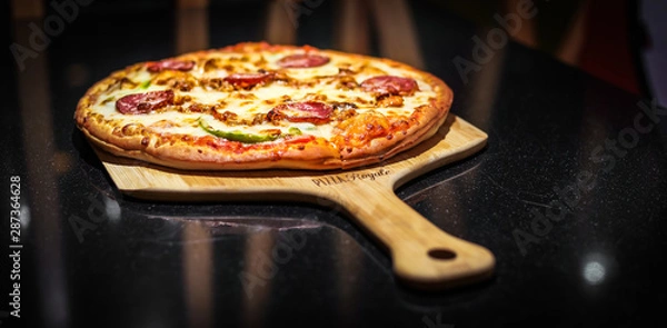 Obraz pizza in the black table 