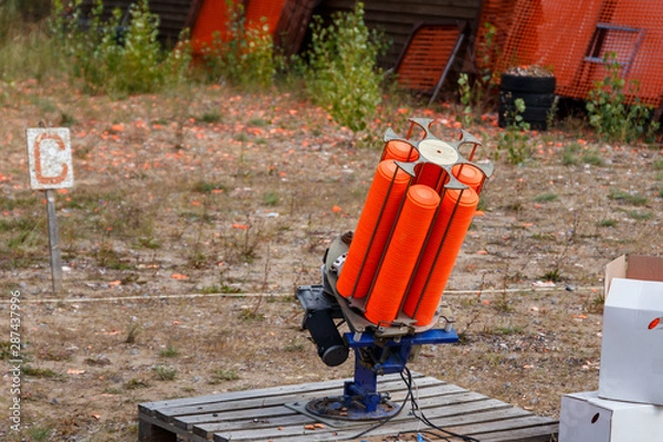 Obraz Automatic machine for throwing plates for shooting. Throwing machine for bench shooting. catapult for shooting Skeet