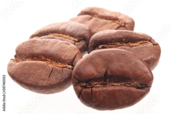 Obraz coffee beans isolated on white background
