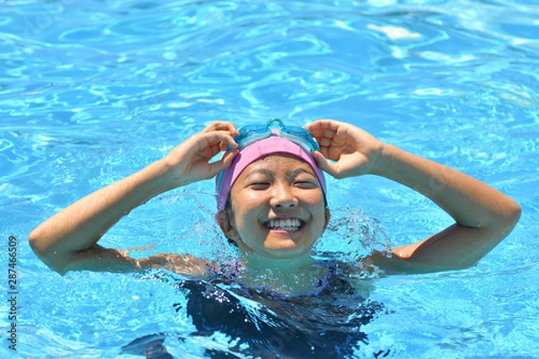 Obraz プールで泳ぐ女の子