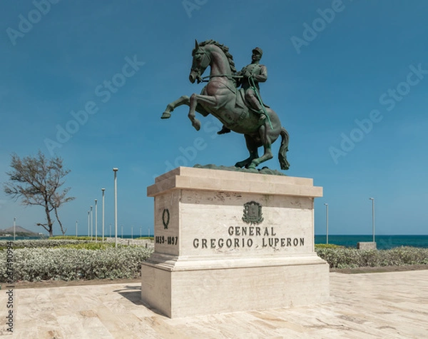 Fototapeta Statue of general Gregorio Luperon, near fortress of san Felipe, La Puntilla square, Puerto Plata, dominican Republic