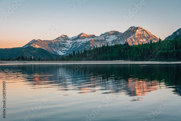 Fototapeta Mountains reflecting in Silver Lake Flat Reservoir at sunset, near the Alpine Loop Scenic Byway in American Fork Canyon, Uinta-Wasatch-Cache National Forest, Utah