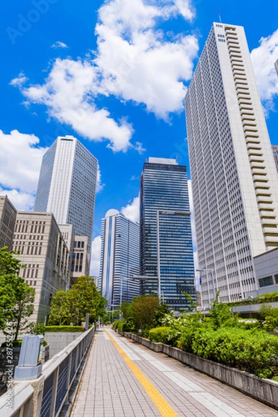 Fototapeta 新緑の西新宿 高層ビル街の風景