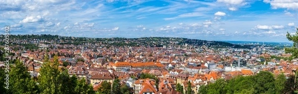 Fototapeta Niemcy, panorama XXL domów w centrum miasta stuttgart i widok z lotu ptaka kościoła nad dachami z słońcem w lecie