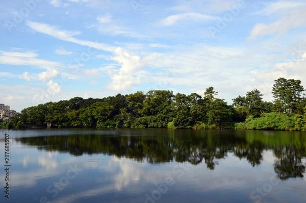 Obraz 夏の終わりの空が水面に映り込んでいる風景