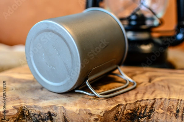 Obraz キャンプ 用ランタンとコップ