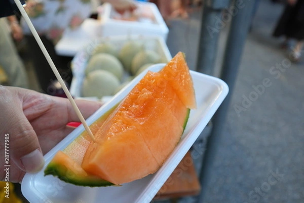 Fototapeta 屋台で買ったカットフルーツ　メロン