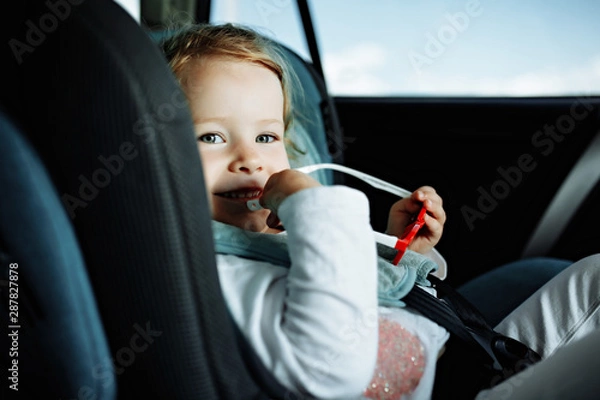 Obraz little cute girl in cap sitting in the car i