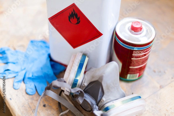 Obraz Brandgefahr Reinigungsmittel Holzöl und Arbeitsschutz Atemmaske und Handschuhe Gummihandschuhe auf Werkbank Werkstatt Ölen Lackieren Holzwerkstatt,