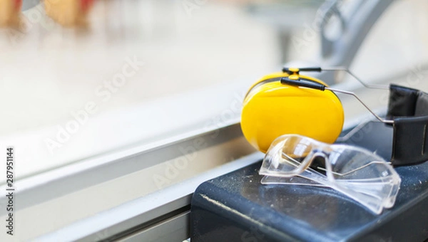 Obraz Arbeitsschutz Schutzbrille und Gehörschutz auf Kreissäge in Werkstatt Hörschutz, Lautstärke, Augenschutz