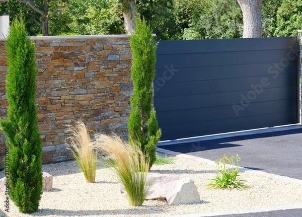 Obraz Moderner Vorgarten mit Mauer, Tor und Pflanzen