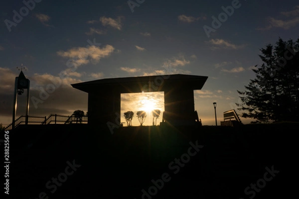 Obraz 小屋から見える朝日