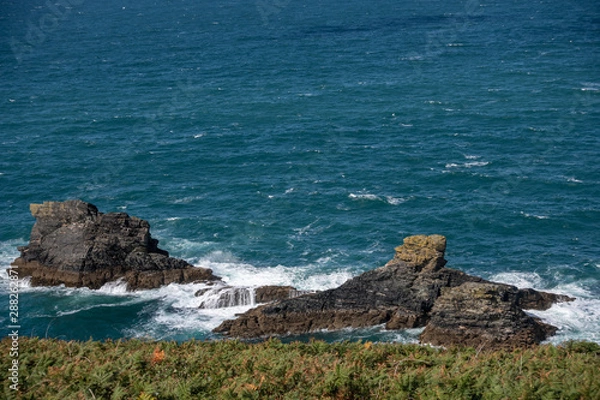 Obraz Large rock outcrop with waves