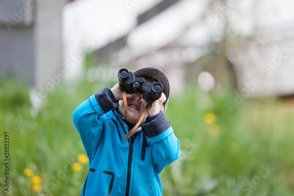 Fototapeta kleiner entdecker mit fernglas