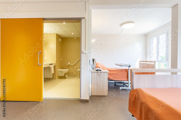 Fototapeta Pokój dwuosobowy jasnego i przestronnego domu emerytalnego z łazienką