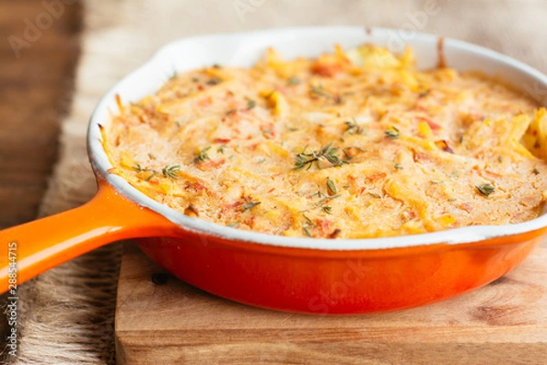 Fototapeta Rutabaga Frittata (wegańska) z mąką z ciecierzycy, rutabagą, porem i pomidorami