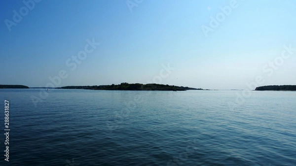 Obraz Landschaft am Meer mit 3 Inseln am Horizont