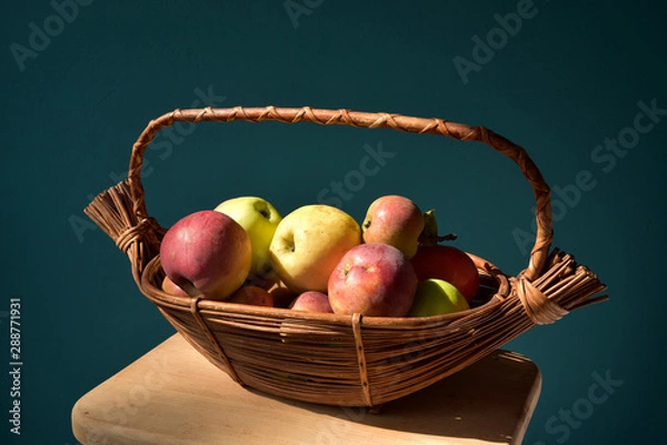 Fototapeta kosz, owoc, jedzenie, czerwień, jabłek, zdrowa, swieże, dojrzałe, naturalne, bezczelność, dieta, zieleń, słodki, soczysty, wegetarianin, wiklina, rolnictwo, jesień, zółte, owoc, zbiorów, sielsko, zd