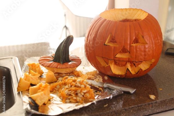 Obraz cutting open a jack-o-lantern