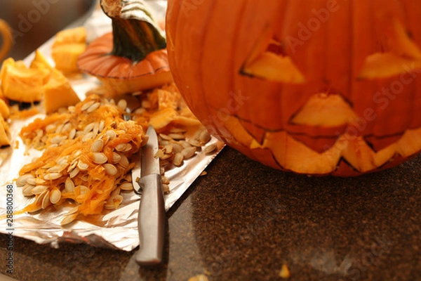 Obraz cutting open a jack-o-lantern