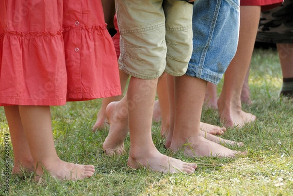 Obraz Kinderfüße, Kinder in Reih und Glied aufgestellt