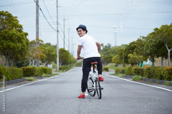 Fototapeta 自転車に乗って振り向く男性