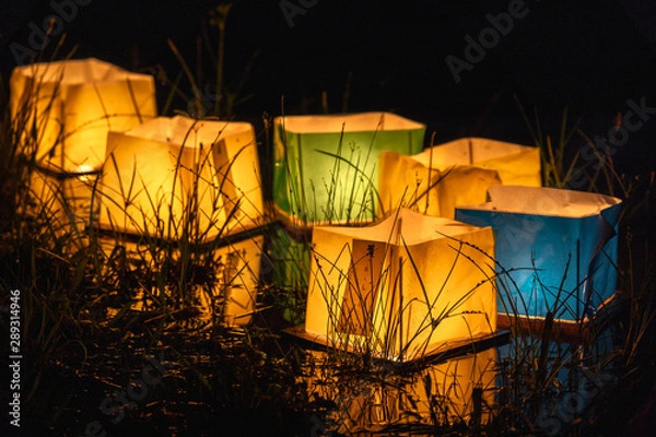 Obraz 京都　広沢池の五山の送り火と灯籠流し　