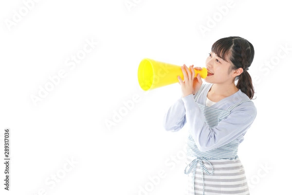 Fototapeta メガフォンで応援をする若い主婦