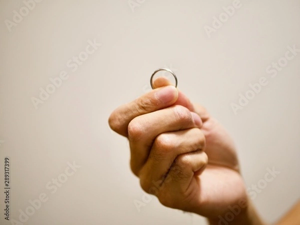 Obraz 手に握りしめられた結婚指輪
