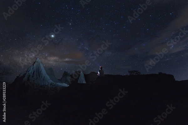 Fototapeta Autoretrato con luz en la cabeza señalando la Vía Láctea en el Congreso de Los Fantasmas en el Desierto de La Tatacoa (Huila, Colombia)