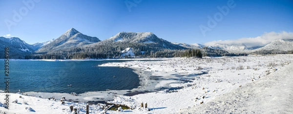 Fototapeta Snowcap Mountain Of The Cascade Mountain Range and Keechelus Lake On A Nice Sunny Winter, Snoqualmie Pass, Washington, United States 