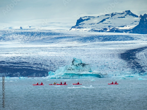 Fototapeta Grupa przyjaciół w czerwonych kajakach w pobliżu laguny lodowcowej Jökulsárlón.