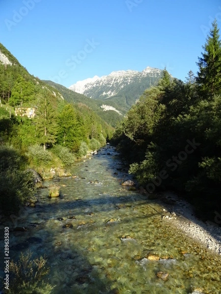 Obraz soca fluss mit berg im hintergrund