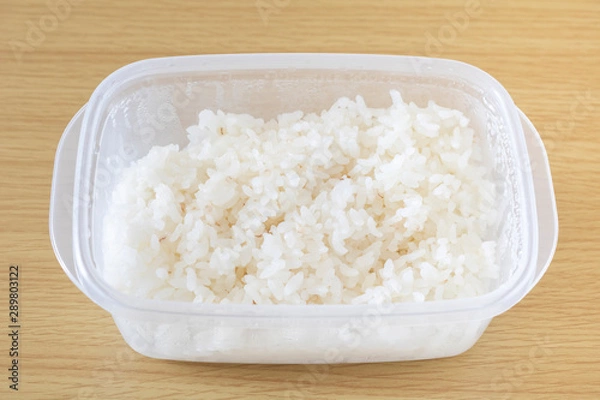 Fototapeta タッパーで冷凍保存したご飯を解凍して食べる