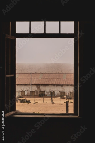 Obraz empty doorway looking out into the desert 