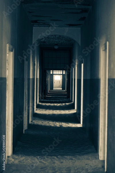 Obraz creepy old corridor 
