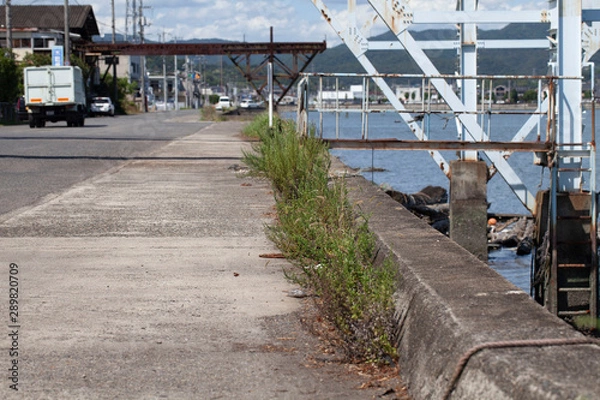 Obraz 海に突き出たクレーンのある風景